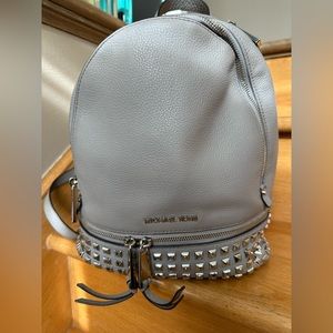 Michaela Kors Rhea Medium Backpack -pearl grey